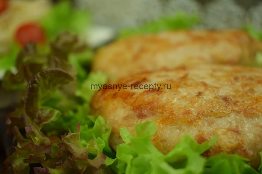 Куриные котлеты с белым хлебом и начинкой из сыра