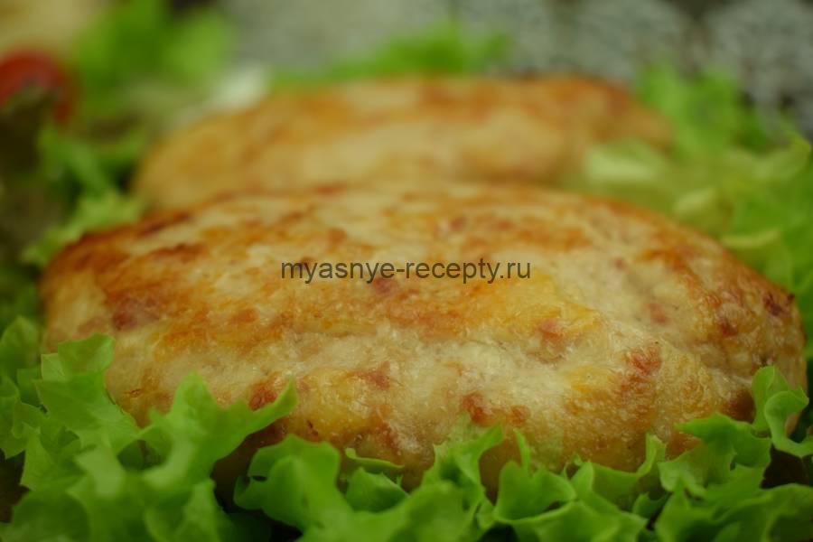 Куриные котлеты с белым хлебом и начинкой из сыра