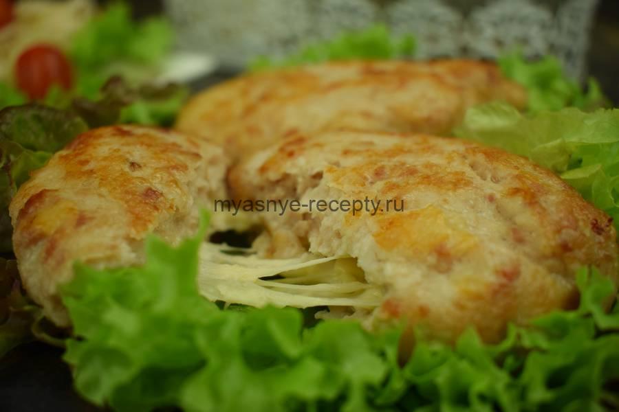 Куриные котлеты с белым хлебом и начинкой из сыра