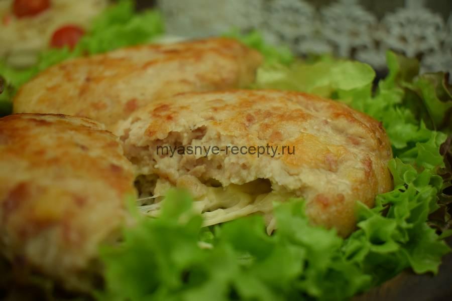 Куриные котлеты с белым хлебом и начинкой из сыра
