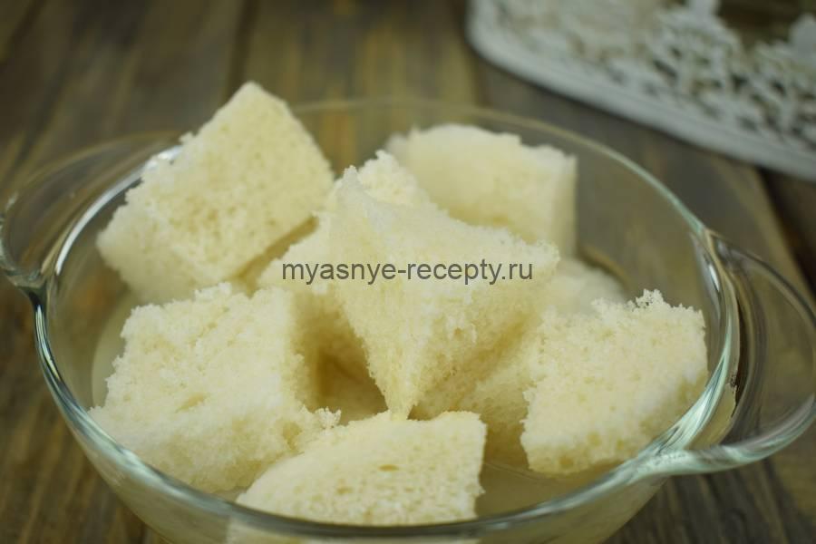 Приготовление куриных котлет с белым хлебом и сыром, шаг 1