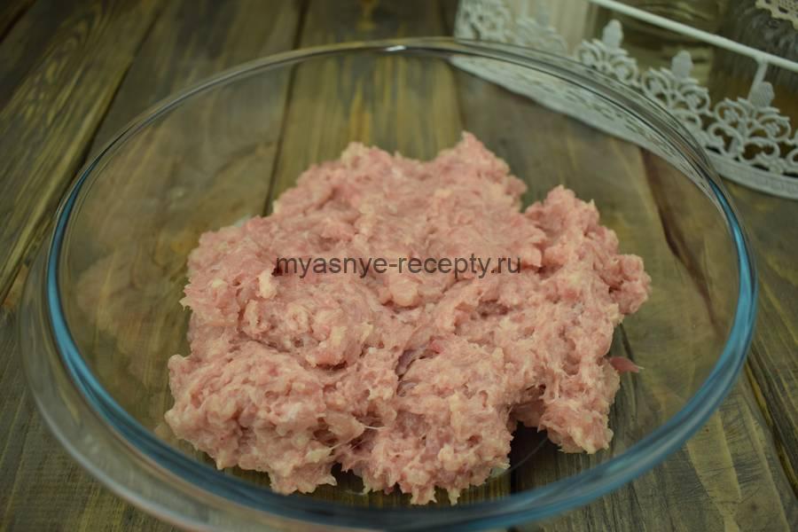 Приготовление куриных котлет с белым хлебом и сыром, шаг 2