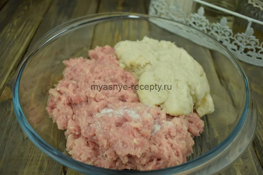 Приготовление куриных котлет с белым хлебом и сыром, шаг 3