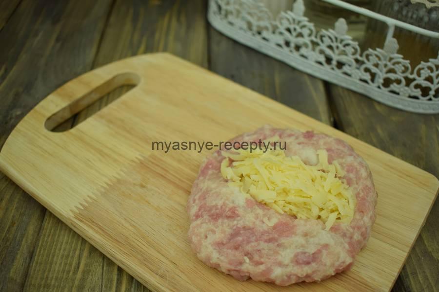 Приготовление куриных котлет с белым хлебом и сыром, шаг 7