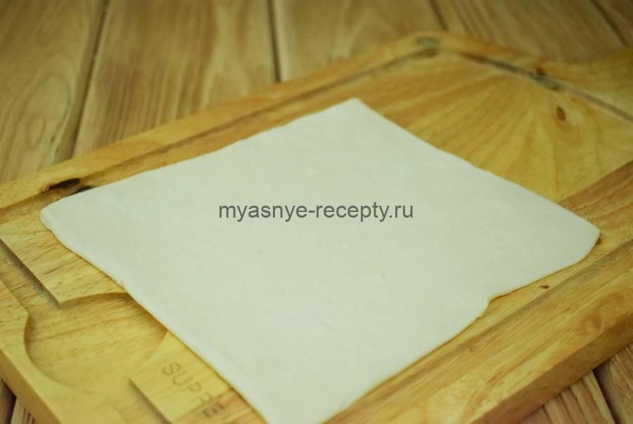 Приготовление слоеных конвертов, начиненных свиным фаршем с луком и тимьяном, шаг 4 Приготовление слоеных конвертов, начиненных свиным фаршем с луком и тимьяном, шаг 4