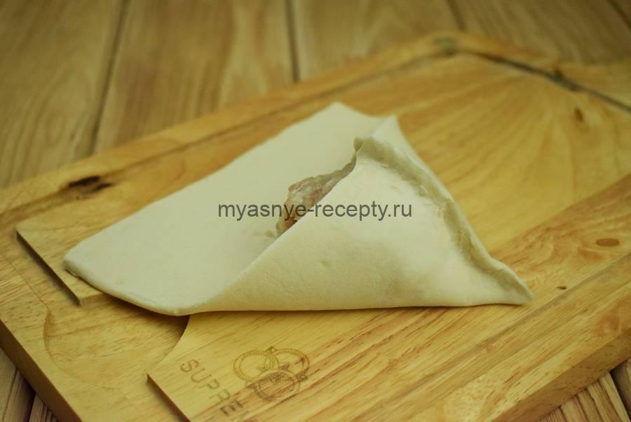 Приготовление слоеных конвертов, начиненных свиным фаршем с луком и тимьяном, шаг 7 Приготовление слоеных конвертов, начиненных свиным фаршем с луком и тимьяном, шаг 7
