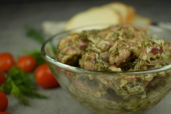Говядина с репчатым луком, укропом, майонезом