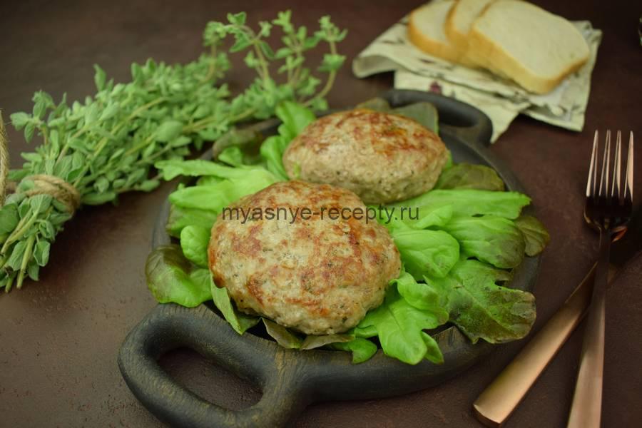 Котлеты из свиного фарша с белым хлебом, луком, чесноком, орегано