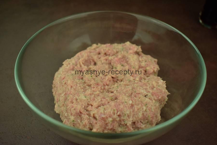 Приготовление котлет из свиного фарша с луком, чесноком, орегано, шаг 4
