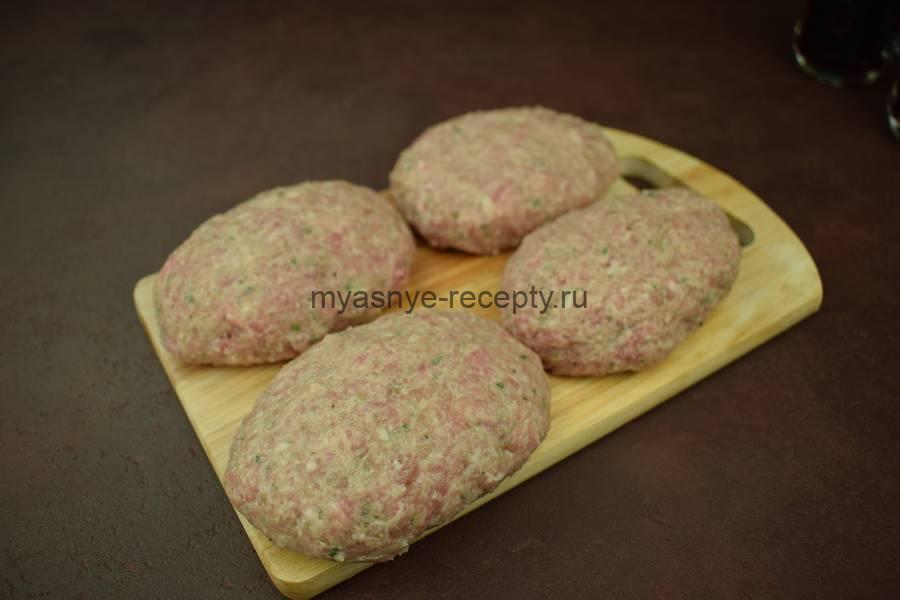 Приготовление котлет из свиного фарша с луком, чесноком, орегано, шаг 5
